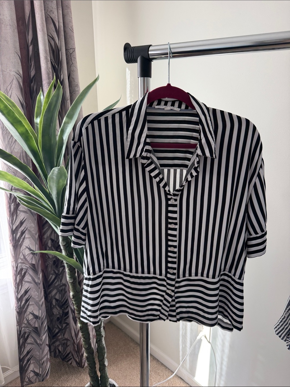 Jane and Delancey Black & White Striped Short-Sleeve Button Down